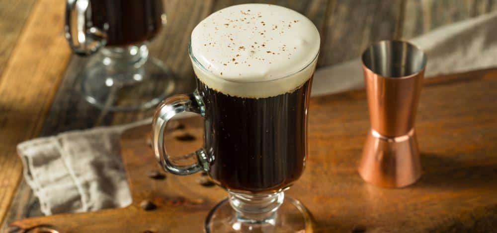 Irish Coffee servit tradițional într-un pahar cu picior