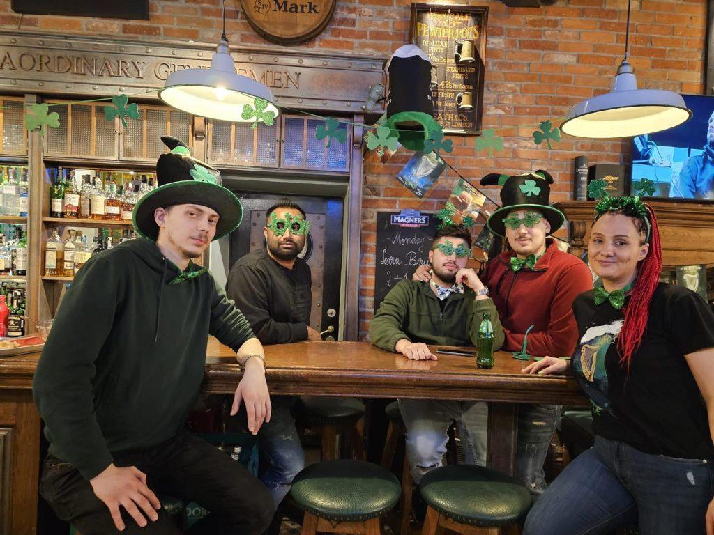 Sărbătoare de St. Patrick la Irish Pub București, cu bere Guinness și atmosferă autentică