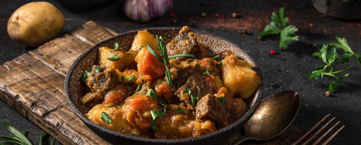 Irish Stew tradițional servit într-un pub autentic