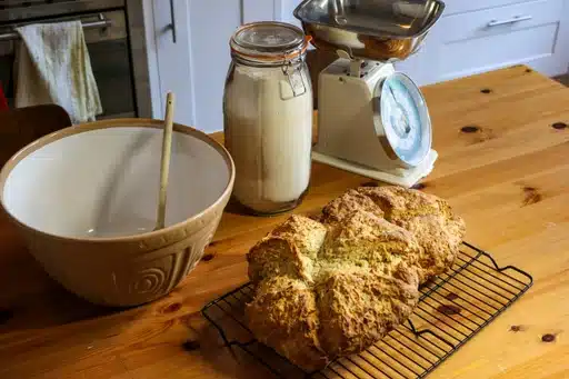 Ingrediente simple pentru Irish Soda Bread: făină, bicarbonat și lapte bătut