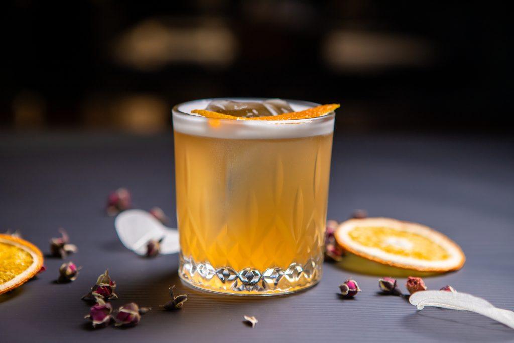 Cocktail Whiskey Sour preparat cu whiskey irlandez